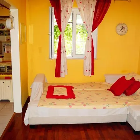 Apartment 20 Meters From The Jesenice (Split-Dalmatia)