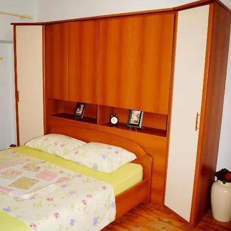 Apartment 20 Meters From The Jesenice (Split-Dalmatia)
