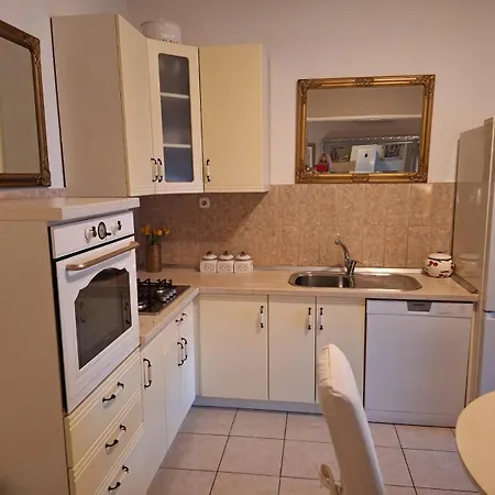 Apartment 20 Meters From The Jesenice (Split-Dalmatia)